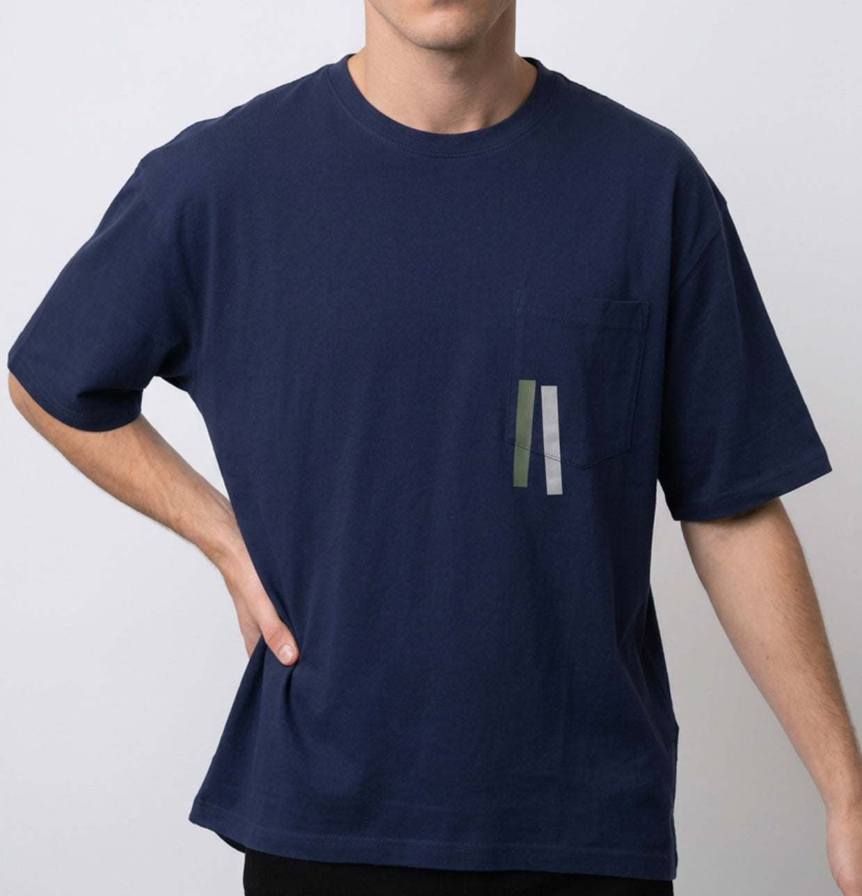 Round Neck Tee Navy - model